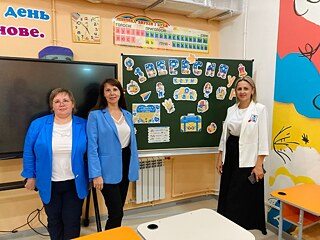 Викладачки Харківського ліцею №87 Анжеліка Нікішина, Вікторія Кривша та директорка Харківського ліцею №152 Юлія Гаплєвська — зліва на право.