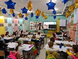 Діти в підземній школі під час занять.