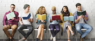  Gruppe junger Menschen, die im Goethe-Institut Warschau Bücher in einfacher Sprache (A2/B1) lesen.