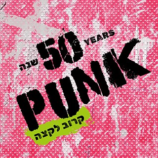 Auf einem pinkfarbenen Hintergrund steht "50 Years Punk - קרוב לקצה