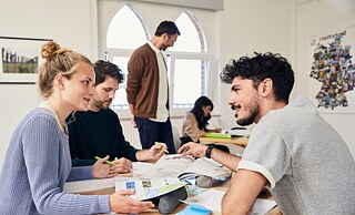 Kursteilnehmer*innen in einem Klassenraum des Goethe-Instituts