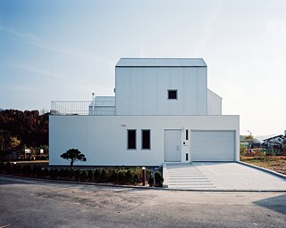 Mountain, Lake & a House: Completed in 2018. Located in Gui Village, Wanju County, North Jeolla Province. A detached house in the vicinity of Moaksan Mountain and Moak Lake.