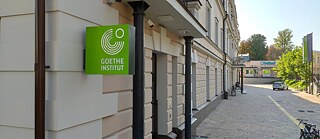 Das Gebäude des Goethe-Instituts Ukraine. Fokus liegt auf dem Logo, das auf der äußeren Ecke des Gebäudes angebracht ist.