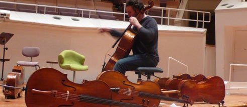 Nicolas Altstaedt sucht nach einem passenden Cello für den Fundus des DMIF;
