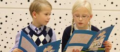 Children reading the “Jekiz”-flyer
