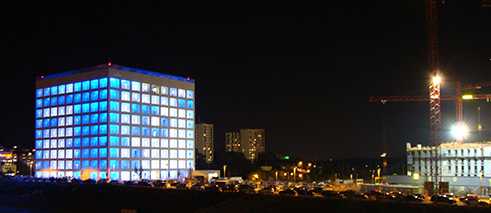 Fassade der Stadtbibliothek Stuttgart bei Nacht
