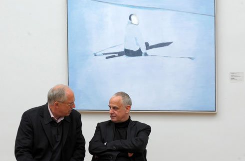 Luc Tuymans (rechts) mit dem Direktor der Galerie Neue Meister, Professor Ulrich Bischoff, vor Tuymans Arbeit „Der Architekt“;
