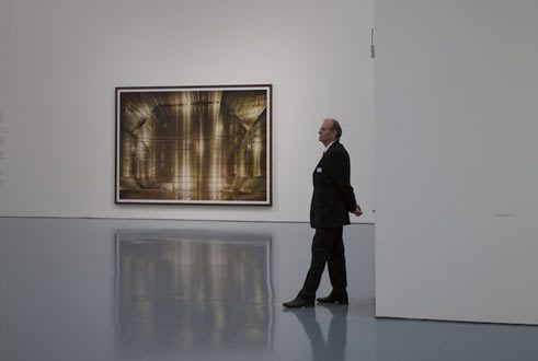 Ausstellungsansicht mit „Katar“ (2012); 