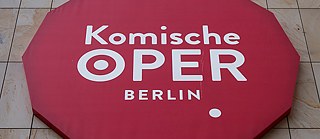 Logo Komische Oper Berlin; Foto: © normanposselt.com