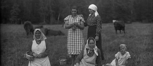 Lettische Landarbeiterinnen bei der Arbeit, 1920 