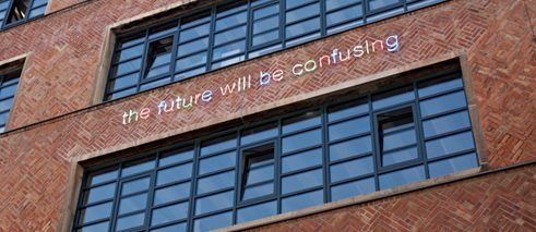 „The future will be confusing“ („Die Zukunft wird verwirrend sein“) an der Klinkerfassade des Künstlerhauses Mousonturm in Frankfurt
