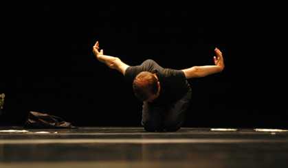 Raimund Hoghe „Swan Lake, 4 Acts“ (2005); photo: Rosa Frank
