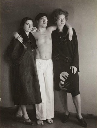 August Sander, Der Dadaist Raoul Hausmann [mit Hedwig Mankiewitz und Vera Broïdo], 1929, Sammlung Lothar Schirmer, München