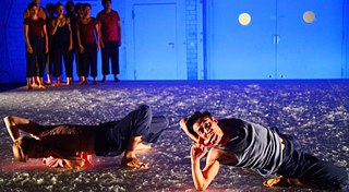 Die Anstrengung der Übersetzung zwingt Christian Löber und Gong Zhonghui in die Knie