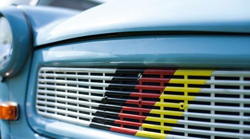 Trabbi mit den deutschen Nationalfarben