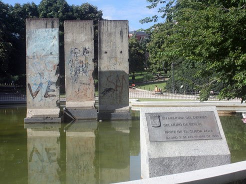 Bereits ein Jahr nach dem Mauerfall wurde im Parque de Berlín in Madrid ein Denkmal mit originalen Mauersegmenten errichtet.