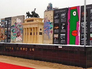 Fünf Mauersegmente stehen seit März 2014 im Friedenspark von Uijeongbu, Republik Korea.