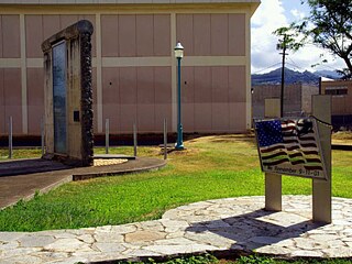 Ein Teil der Berliner Mauer auf dem Campus des Hawaii Community College in Honolulu, Hawaii;