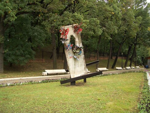 Mauerteil im Park „Semljanoj Wal“ vor dem Andrej-Sacharow-Zentrum in Moskau;