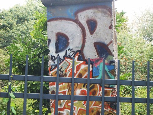 Seit 2004 steht im Park Léopld in Brüssel ein Mauerteil. Eine kleine Tafel erinnert an die Teilung Deutschlands und Europas.
