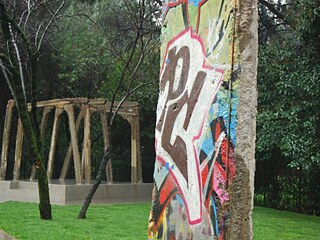Ein Segment der Berliner Mauer ist seit 2013 Teil des Gedenkkomplexes „Post-Bloc“ in Tirana, Albanien;