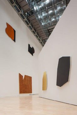 Blick in die Ausstellung „Imi Knoebel. Werke 1966 – 2014“ im Kunstmuseum Wolfsburg