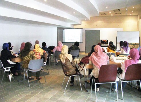 Die BKD führt fachliche und sprachliche Fortbildungen für Deutschlehrende zentral und dezentral durch, in Zusammenarbeit mit dem Multiplikatorennetzwerk und indonesischen Partnern wie dem Deutschlehrerverband und der Fortbildungsbehörde PPPPTK.