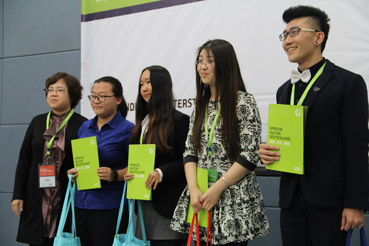 北京第二外国语学院的贠梦雪、赵轩和首都师范大学的刘悦馨、杨安爽同学获得二等奖。