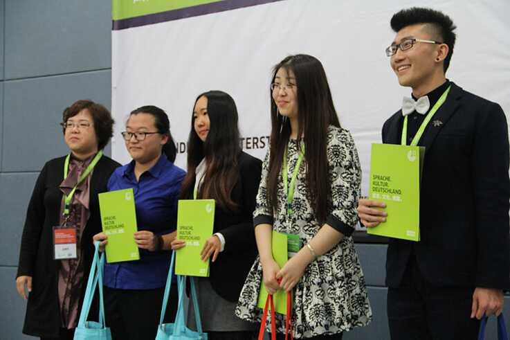  Den 2. Preis erhielten Yun Mengxue (贠梦雪) und Zhao Xuan (赵轩) der Beijing International Studies University neben Liu Yuexin (刘悦馨) und Yang Anshuang (杨安爽) der Pädagogischen Hauptstadtuniversität.