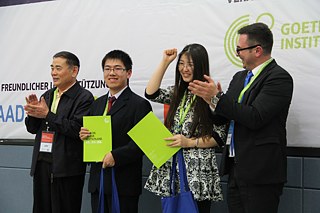 对外经济贸易大学的王紫东和北京第二外国语学院的贠梦雪在第一个比赛日的24场比赛中或得最佳成绩。他们因此获得最佳男女辩手称号。歌德学院的德史凯先生和洛阳外国语大学的朱小安教授为他们颁奖。