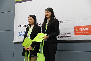  Frau Chen Yuqiu (陈雨秋) und Frau Shuao Xuan (帅元) der Nanjing Universität erreichten mit gedanklicher Schärfe ebenfalls das Finale und wurden Vizemeisterinnen.