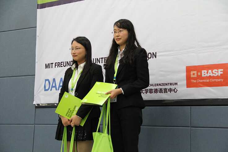  Frau Chen Yuqiu (陈雨秋) und Frau Shuao Xuan (帅元) der Nanjing Universität erreichten mit gedanklicher Schärfe ebenfalls das Finale und wurden Vizemeisterinnen.