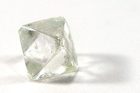 Los diamantes han inspirado robos espectaculares y películas que narran estos robos. Pero además, el material más duro de la naturaleza ha sido el motor económico de guerras eternas entre países africanos como Angola, el Congo y Costa de Marfil. En el 2006, una película protagonizada por Leonardo DiCaprio y Jennifer Connelly puso el término “Diamantes de sangre” en boca de todos. Sin embargo, a pesar de su costo humano y político, el tráfico tanto legal e ilegal de diamantes sigue creciendo en el mundo. (Diamante sin pulir, Sudáfrica. Foto: Rob Lavinsky, iRocks.com – CC-BY-SA-3.0.)