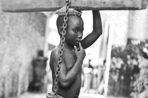 El tráfico de seres humanos ha existido desde el principio de los tiempos y ha suscitado revoluciones y guerras en todos los rincones del mundo: desde el antiguo Egipto y los barcos negreros europeos, los eunucos del Medio Oriente y los enanos y personas con deformidades que se entregaban como regalos excéntricos a los reyes de Europa, hasta la venta de mujeres para trabajo sexual. No ha habido en la historia un “producto” más explotado que el ser humano. (Foto: Niño esclavo en Zanzíbar, África – Museo Marítimo, Londres.)
