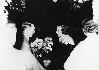 1934: Adolf Hitler begrüßt Leni Riefenstahl