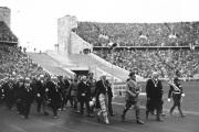 Berlin 1936, Olympische Spiele: Adolf Hitler in Begleitung des Internationalen und Nationalen Olympischen Komitees. 