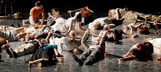 „Jagden und Formen“ (2008) von Sasha Waltz&Guests und dem Ensemble Modern für das Festival „Frankfurter Positionen“.