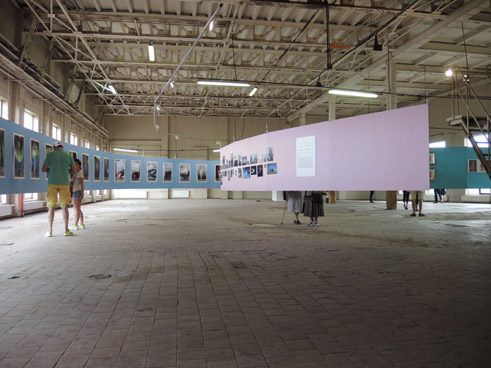 Temporäre Ausstellung „Riga Self/Portraits“ in einer der ehemaligen Fabrikhallen