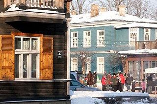 Die renovierten Holzhäuser im Winter