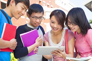 Jugendliche lesen heute überwiegend online  &copy; © Tom Wang - Fotolia.com Jugendliche lesen heute überwiegend online 