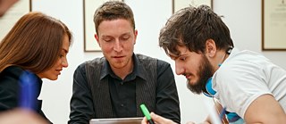 Lernende können mit Tablets gemeinsam an eigenen multimedialen Projekten arbeiten. 