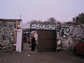 Entrée du bidonville d'Ecodrom au 170 rue de Rosny.