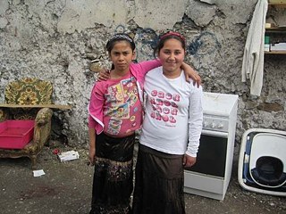 Deux fillettes : Lydia et Maria au 170 rue de Rosny.