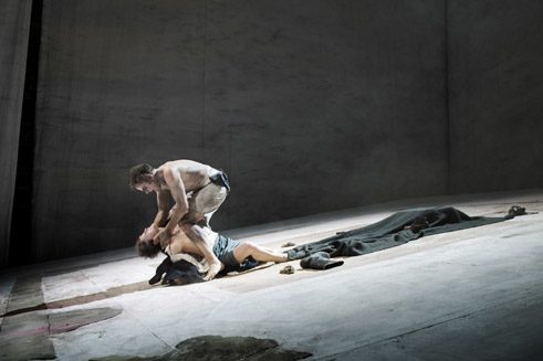 „Zement“ am Residenztheater München, Premiere am 5. Mai 2013, v.l. Sebastian Blomberg (Gleb Tschumalow), Bibiana Beglau (Dascha Tschumalowa), Regie: Dimiter Gottscheff;