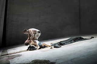 „Zement“ am Residenztheater München, Premiere am 5. Mai 2013, v.l. Sebastian Blomberg (Gleb Tschumalow), Bibiana Beglau (Dascha Tschumalowa), Regie: Dimiter Gottscheff;