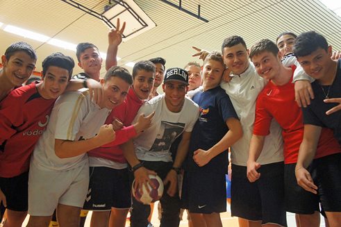 The German-Tunisian and Hertha star Änis Ben-Hatira supports his “little brothers” at MitternachtsSport nearly every weekend
