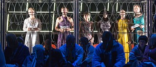 Σκηνή από την παράσταση του έργου της Ελφρίντε Γέλινεκ «Die Schutzbefohlenen» στο Thalia Theater του Αμβούργου, που πρωτοανέβηκε τον Μάιο του 2014 στο φεστιβάλ Theater der Welt στο Μάννχαϊμ. | © Krafft Angerer