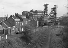 Imagen: La vida entre vías de tren y la explotación minera, “Siège, St. Nicolas, Liège, B 1975”, de “Bergwerke und Hütten”, Múnich: Schirmer/Mosel 2010