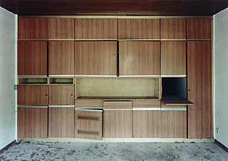 Laurenz Berges zeigt die Spuren von Leben in aufgegebenen Räumen und Gebäuden, aus der Serie „Etzweiler“, 2000–2002