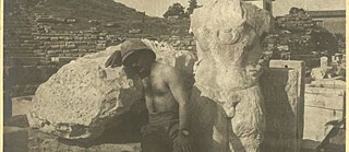 Κατοχή της Αθήνας από Γαλλικά στρατεύματα στον Πρώτο Παγκόσμιο Πόλεμο: Γάλλος στρατιώτης αναπαύεται στο θέατρο του Διονύσου. Φωτογραφία της Section Photographique de l'Armée Française (25/06/1917)